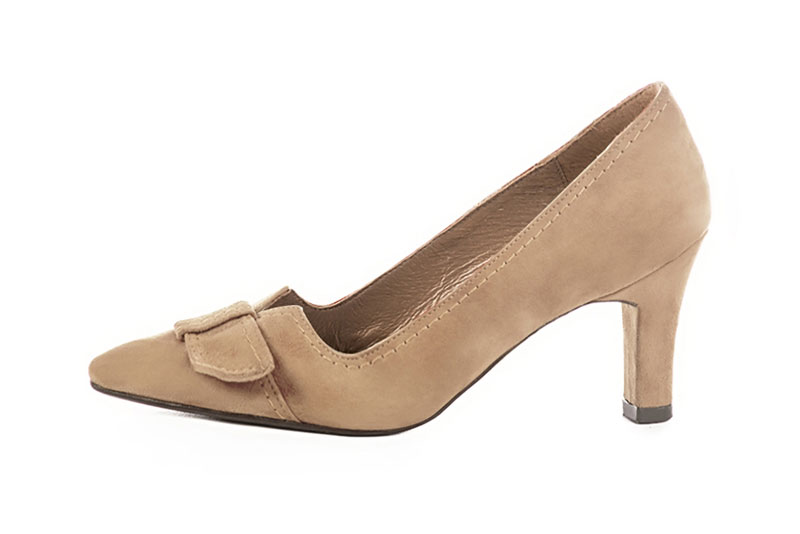 Tan beige women's dress pumps, with a knot on the front. Tapered toe. High kitten heels. Profile view - Florence KOOIJMAN